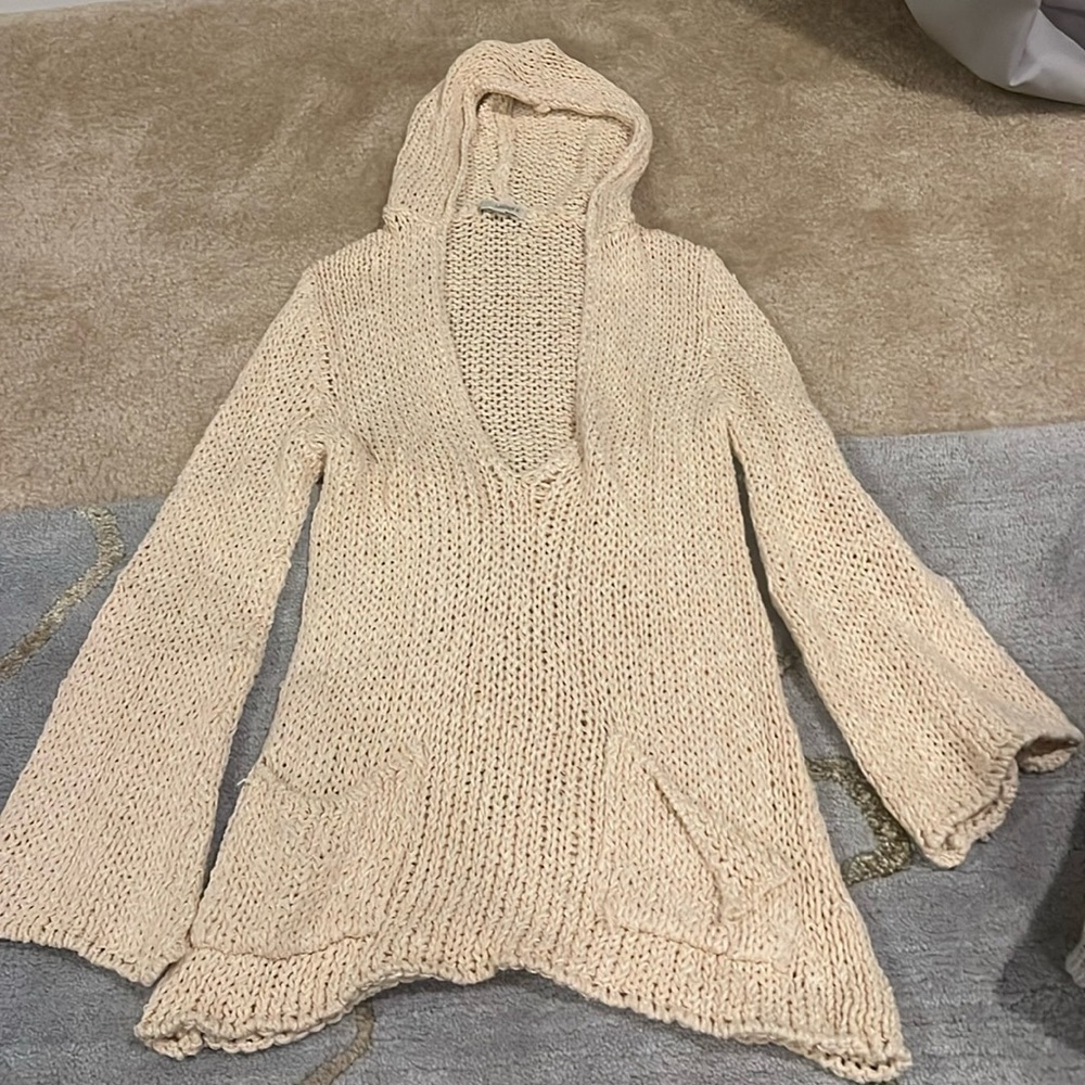Laurie B. Crochet sweater vneck with hood